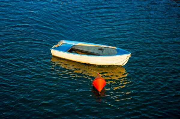 Beyaz küçük tekne. — Stok fotoğraf