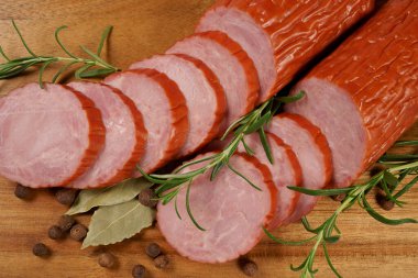 Sosis, salam ve baharatlı kompozisyon.