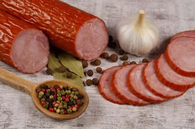 Sosis, salam ve baharatlı kompozisyon.