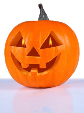 kabak, Cadılar Bayramı, eski jack-o-lantern alevler gözde beyaz zemin üzerine