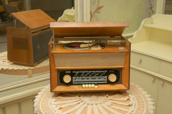 Radio met draaitafel, oude ontvanger op een ronde tafel met een kant tafellaken — Stockfoto