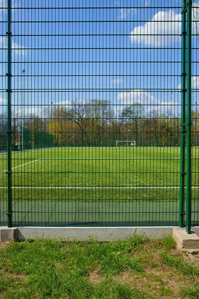 Sport, Campo da calcio dietro la recinzione — Foto Stock