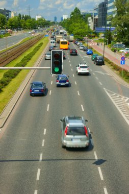 trafik ışığı parlak yeşil ve arabalar için bir kavşak trafik ışıkları, kentsel sahne ile geliyor