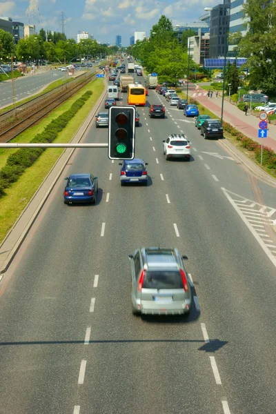 Ampeln leuchten bei Grün und Autos kommen an eine Kreuzung mit Ampeln, Stadtbild — Stockfoto