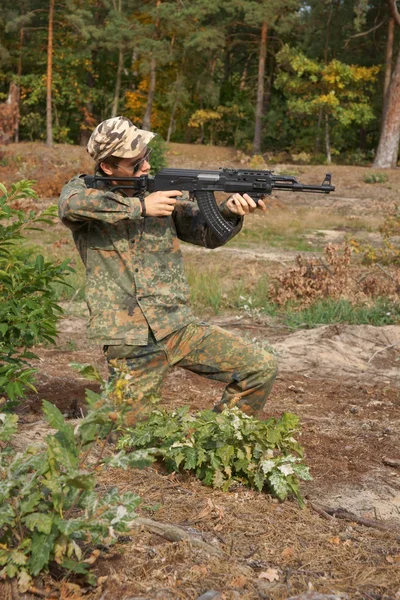 십 대, 전투 복장에 있는 소년 및 소총, 공기 연약한 총 — 스톡 사진