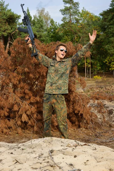 Tiener, jongen in slag bij jurk en een geweer, zachte luchtpistool — Stockfoto