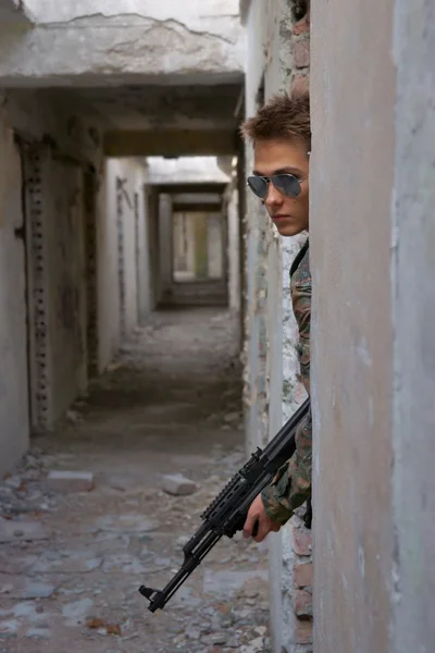 Teenager, boy in battle dress and a rifle, Air Soft Gun — Stock Photo, Image