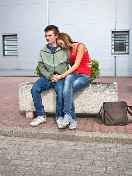 Menino e menina, adolescentes se agarrando um ao outro — Fotografia de Stock