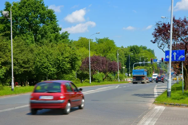 Scena urbana, auto che arrivano ad un bivio con semafori Fotografia Stock