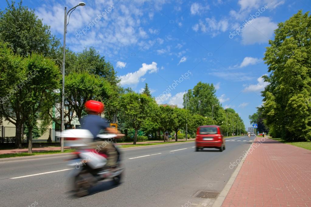 Escena urbana, scooter y coches conduciendo por la calle de la ciudad, paso peatonal 2023