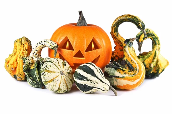 Halloween, zucca, composizione autunnale, vecchia jack-o-lanterna su sfondo bianco con fiamme ardenti negli occhi — Foto Stock