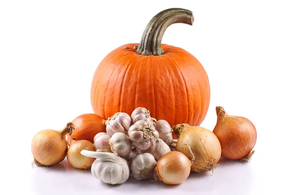 Pumpa, vitlök och lök på vit bakgrund, Halloween — Stockfoto