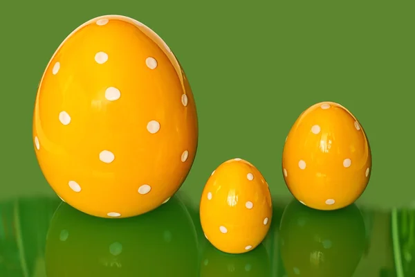 Velikonoční vajíčka na zeleném pozadí — Stock fotografie