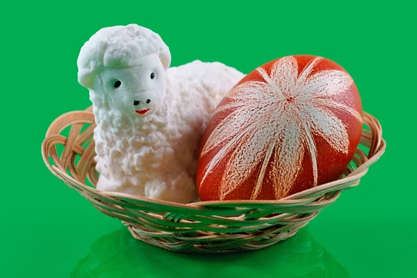 Easter, Lamb with sugar and Easter egg on a green background — Stock Photo, Image