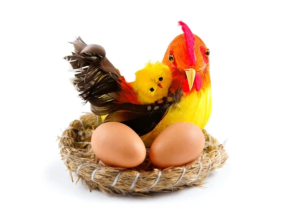 Пасха, яйца и курица с цыпленком в корзине на белом фоне — стоковое фото