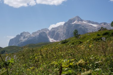 Kafkasya tabiatı görkemli dağ manzarası