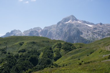 Kafkasya tabiatı görkemli dağ manzarası