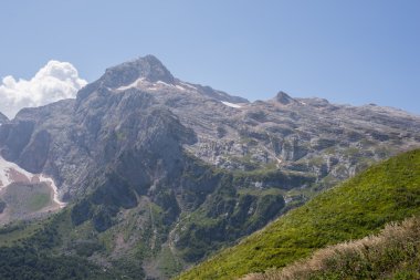 Kafkasya tabiatı görkemli dağ manzarası