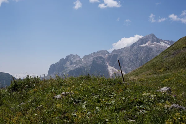 Die majestätische Berglandschaft des Kaukasus-Naturschutzgebietes — Stockfoto