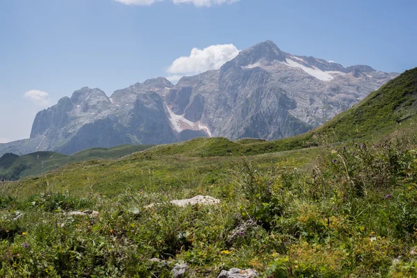 El majestuoso paisaje montañoso de la Reserva Natural del Cáucaso — Foto de Stock