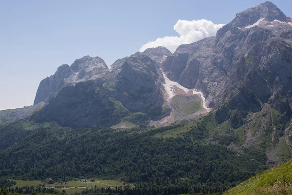 El majestuoso paisaje montañoso de la Reserva Natural del Cáucaso —  Fotos de Stock