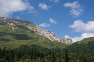 Kafkasya tabiatı görkemli dağ manzarası