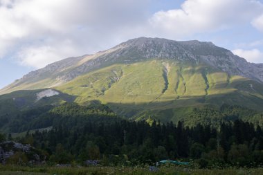 Kafkasya tabiatı görkemli dağ manzarası