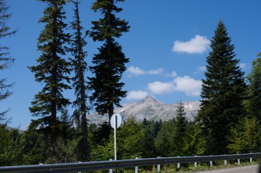 Kafkasya tabiatı görkemli dağ manzarası