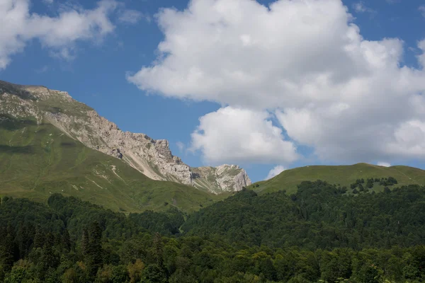 De majestueuze berglandschap van het natuurreservaat van de Kaukasus — Stockfoto