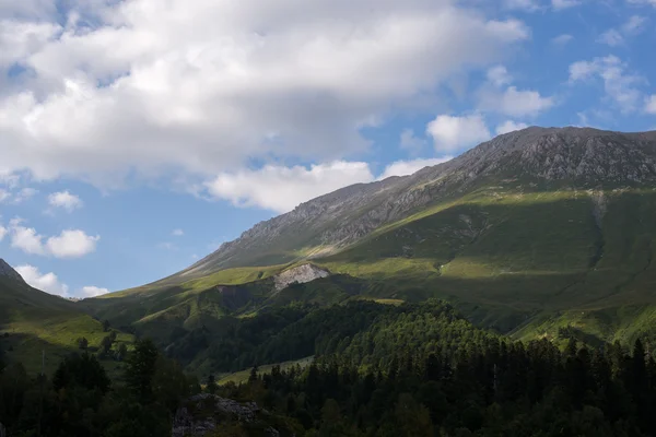 De majestueuze berglandschap van het natuurreservaat van de Kaukasus — Stockfoto