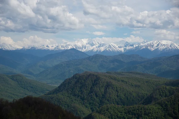 Kafkasya tabiatı görkemli dağ manzarası — Stok fotoğraf