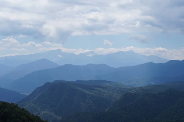 De majestueuze berglandschap van het natuurreservaat van de Kaukasus Stockfoto