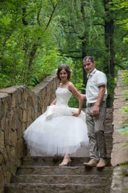 Bir yürüyüşe düğün gününde genç aile