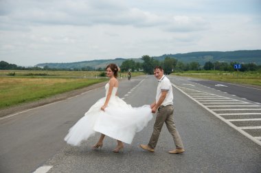 Bir yürüyüşe düğün gününde genç aile