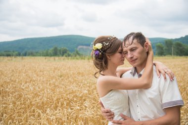 Bir yürüyüşe düğün gününde genç aile