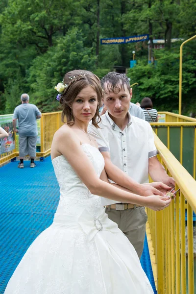 Junge Familie am Hochzeitstag spazieren — Stockfoto