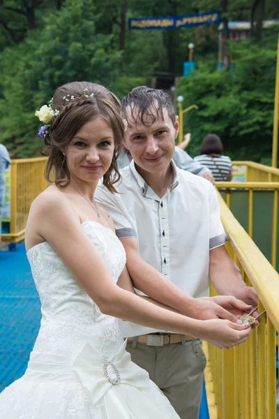 Família jovem no dia do casamento para uma caminhada — Fotografia de Stock