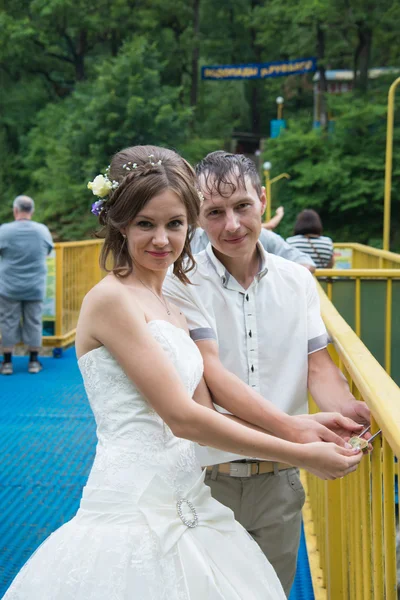 Ung familj på bröllopsdagen för en promenad — Stockfoto