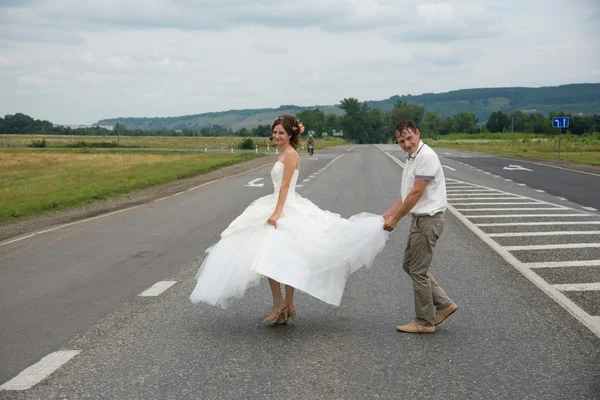 Família jovem no dia do casamento para uma caminhada — Fotografia de Stock