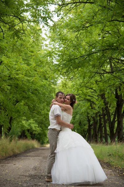 Jeune famille le jour du mariage pour une promenade — Photo