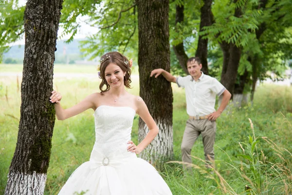 Família jovem no dia do casamento para uma caminhada — Fotografia de Stock