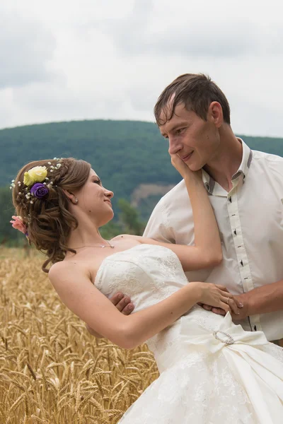 Young family on the wedding day for a walk — Stock Photo, Image