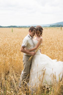 Bir yürüyüşe düğün gününde genç aile