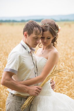 Bir yürüyüşe düğün gününde genç aile