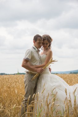 Bir yürüyüşe düğün gününde genç aile