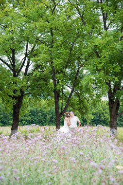 Bir yürüyüşe düğün gününde genç aile