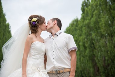 Bir yürüyüşe düğün gününde genç aile