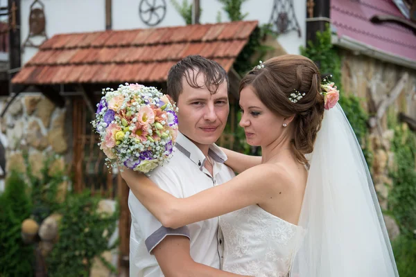 Junge Familie am Hochzeitstag spazieren — Stockfoto