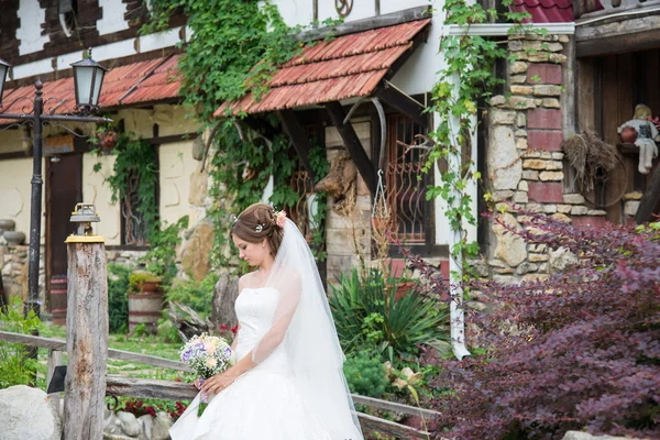 Schöne Braut am Hochzeitstag — Stockfoto