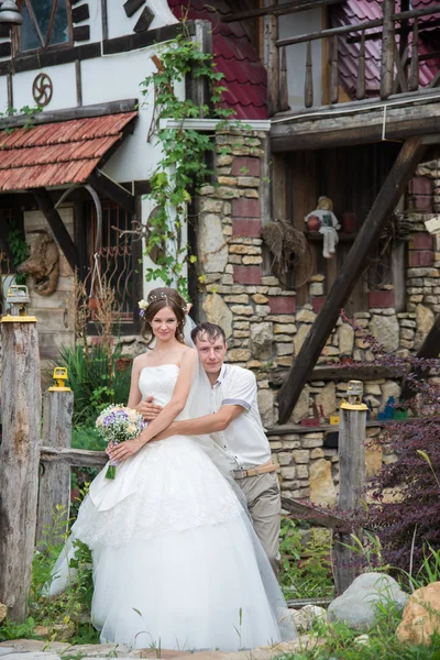 Junge Familie am Hochzeitstag spazieren — Stockfoto